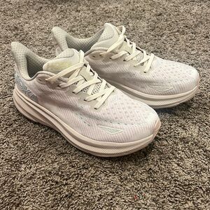 Women/Men’s HOKA Clifton 9 shifting sand BRAND NEW & NEVER WORN